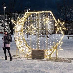 Световая фотозона со скамьёй «Полумесяц»