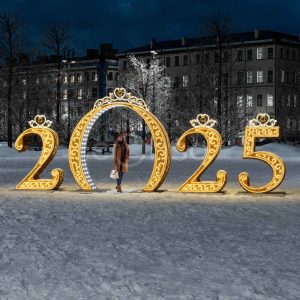 Светодиодная надпись «2025» 7,65×3,05 м, IP65, золотое свечение