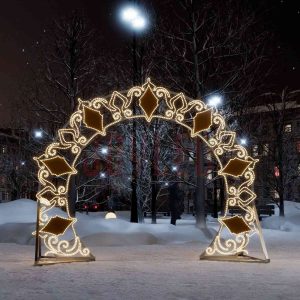 Новогодняя уличная арка с украшениями