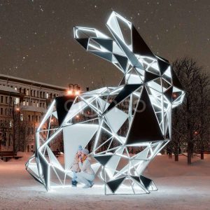 Полигональная световая фигура «Серебристый кролик», 4,92×4,62×3,70 м, IP65, холодный свет
