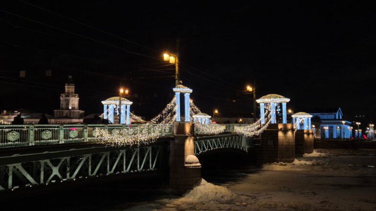 Мост в огнях: праздничная иллюминация