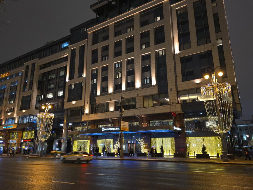 Вид наружной подсветки фасада отеля гирляндами, производитель которых компания JOYLED, г Москва – фото декоративного украшения отеля светом