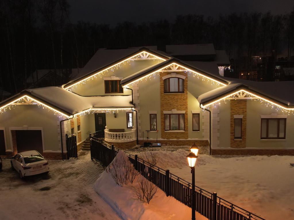 Новогодняя подсветка частных домов под ключ в Москве – пример работы компании JOYLED