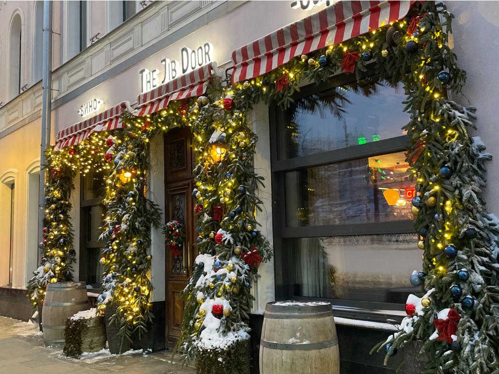 Праздничное оформление входных групп гибким неоном, контурной подсветкой – монтаж светодиодного новогоднего освещения компанией JOYLED