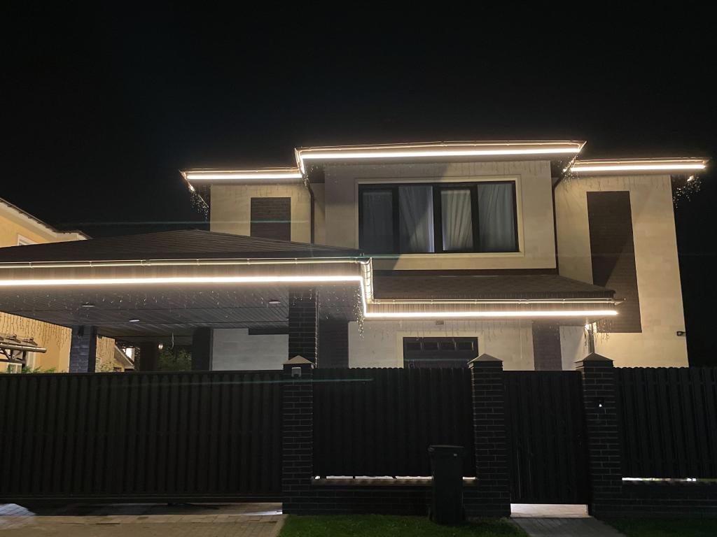 Украшение загородных домов гибким контуром, гирлянадами дюралайт и бахромой – монтаж светодиодного новогоднего освещения компанией JOYLED