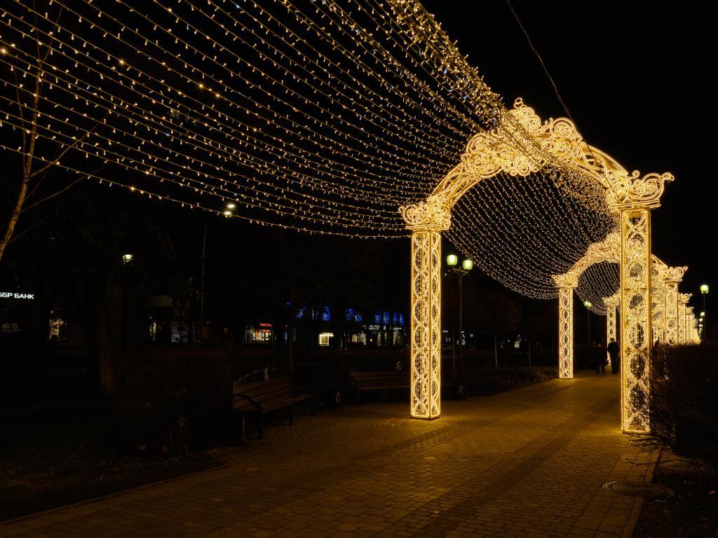 Заказать световые изделия, арки и входные группы – изготовление светодиодных уличных украшений в компании JOYLED