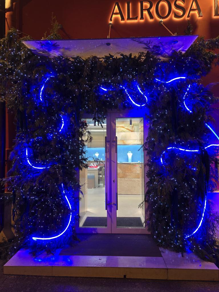 Новогоднее украшение торговых центров, офисов и коммерческих помещений – заказать световое праздничное оформление от JOYLED