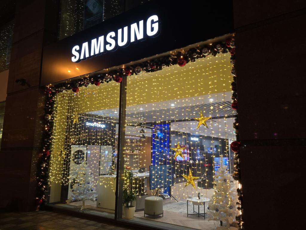 Украшение светом коммерческих зданий – заказать световое оформление, монтаж подсветки от JOYLED