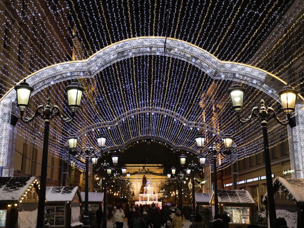 Установка световых фигур, новогодних инсталляций – заказать праздничное световое оформление улиц от JOYLED