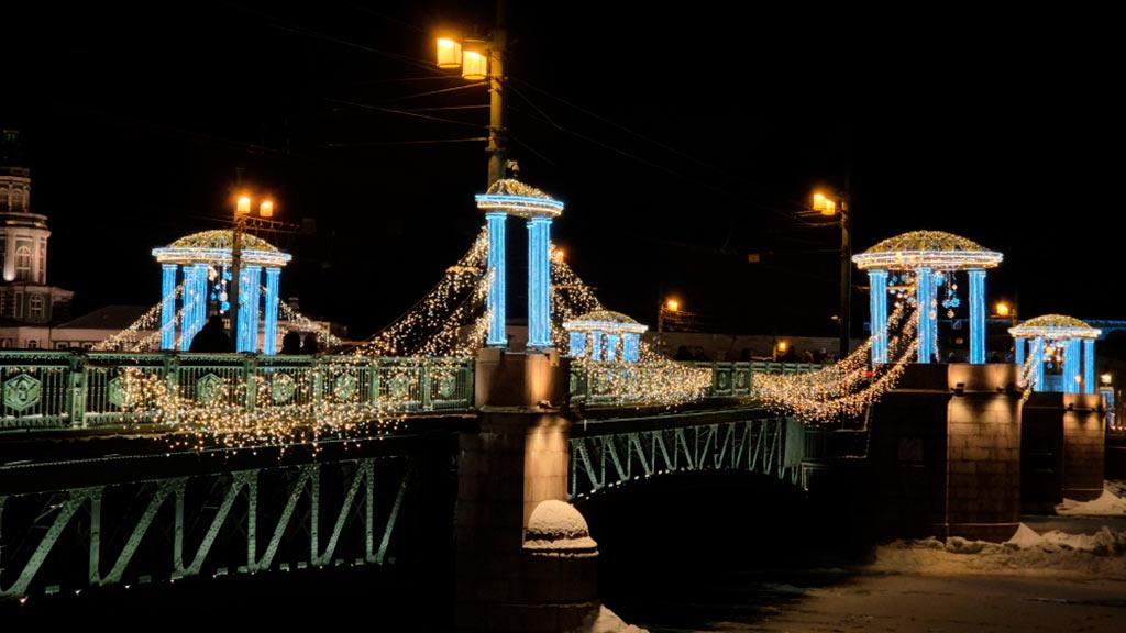 Красивое новогоднее оформление городского моста – работу выполнили специалисты компании JOYLED