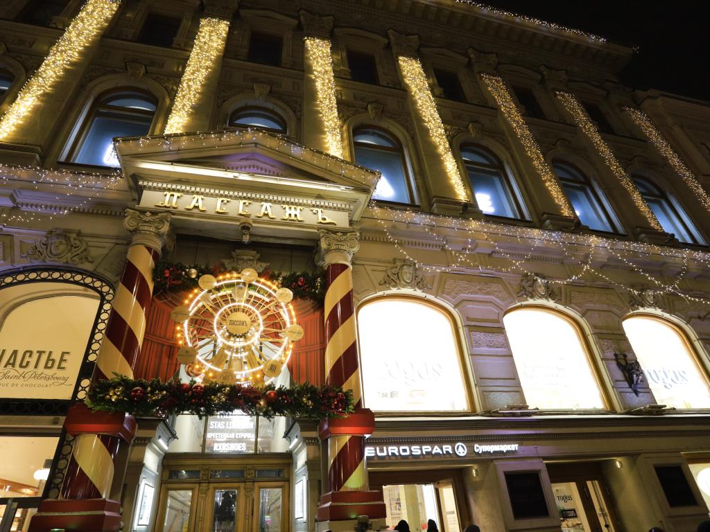 Архитектурная подсветка здания ТЦ в Москве – пример работы компании JOYLED