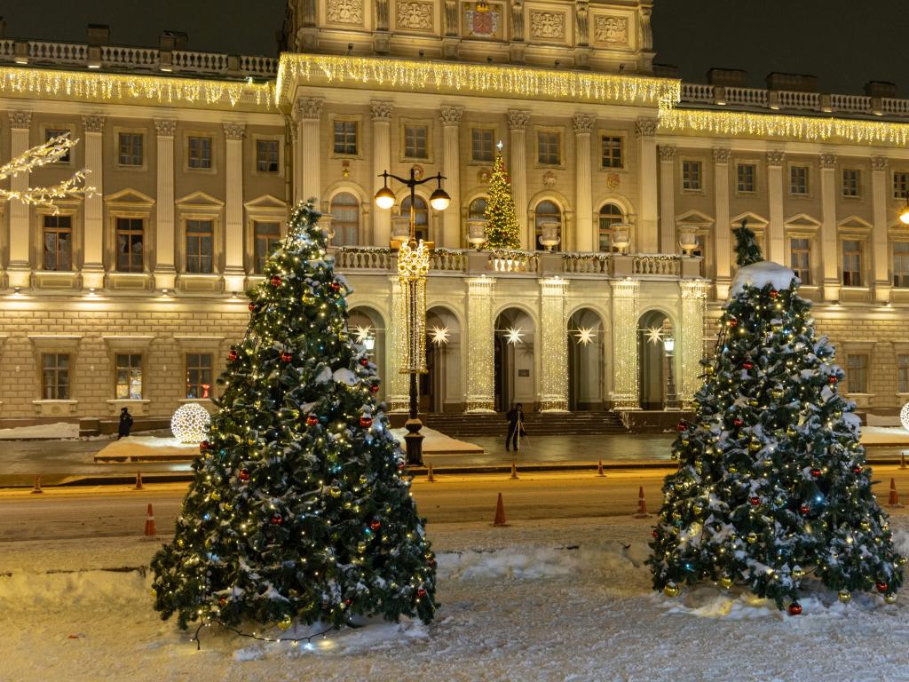 Прожекторная подсветка фасада здания в Москве – пример работы компании JOYLED