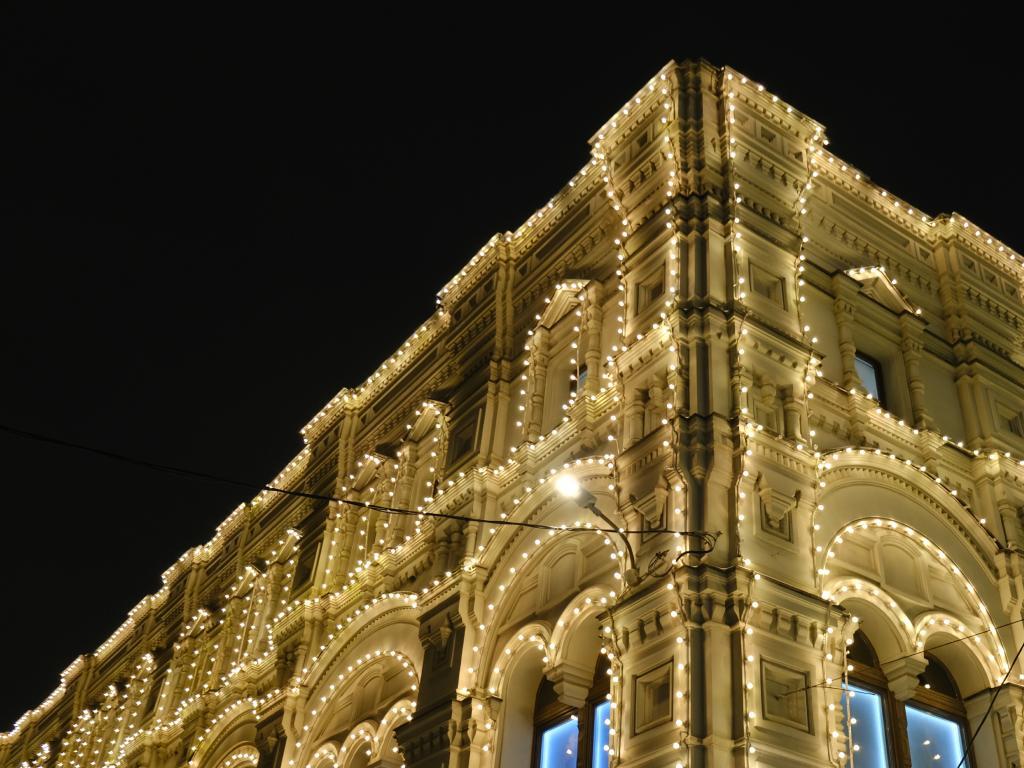 Светодиодное украшение фасадов коммерческих зданий – заказать наружное световое оформление, монтаж архитектурной подсветки от JOYLED