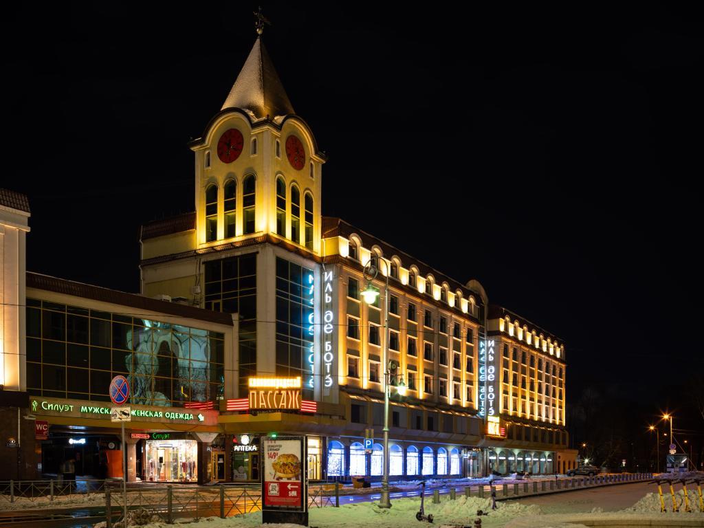 Световое оформление фасада торгового центра – монтаж архитектурного освещения компанией JOYLED