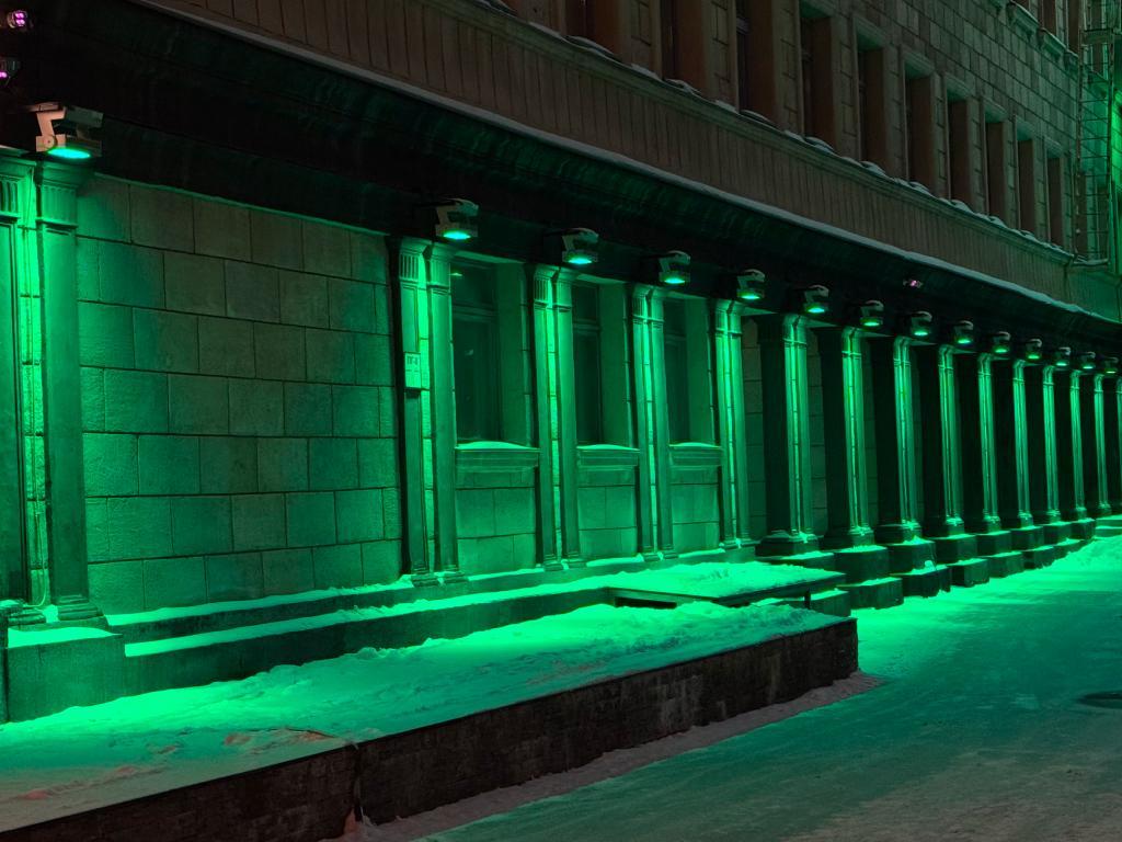 Световое оформление фасада заливающей подсветкой – монтаж архитектурного освещения компанией JOYLED