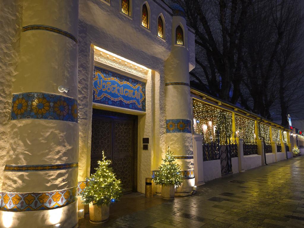 Световое оформление коммерческих зданий – монтаж архитектурного и праздничного освещения компанией JOYLED