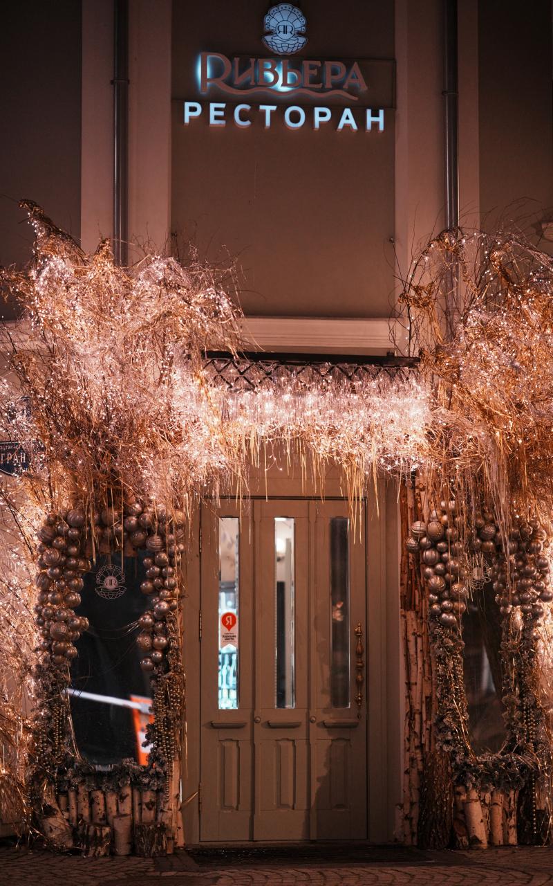 Световое оформление входной группы ресторана – монтаж декоративной подсветки компанией JOYLED