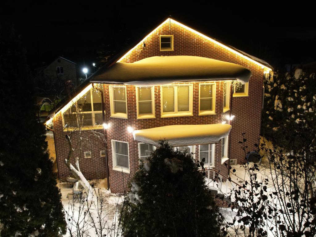 Световое оформление загородного коттеджа – монтаж праздничного освещения компанией JOYLED