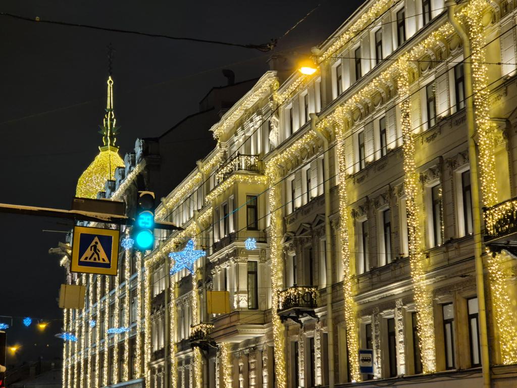 Украшение светом элементов фасада – заказать линейное освещение здания, установку архитектурной подсветки от JOYLED