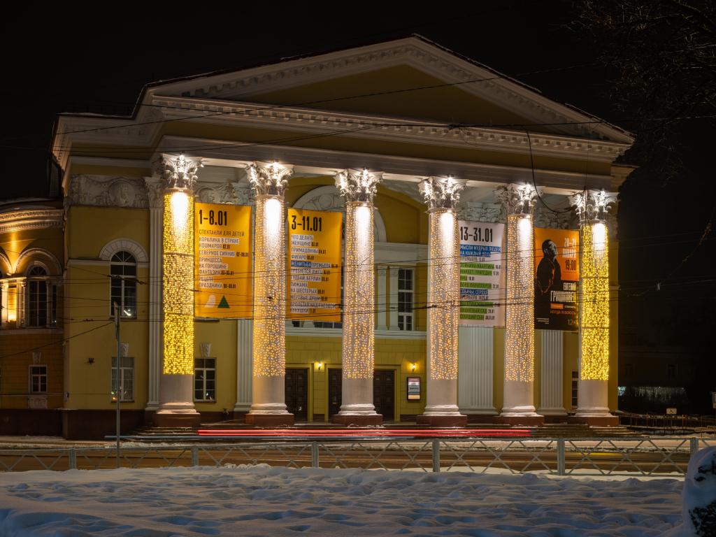 Украшение светом элементов фасада здания – заказать акцентное освещение колон, установку архитектурной подсветки от JOYLED