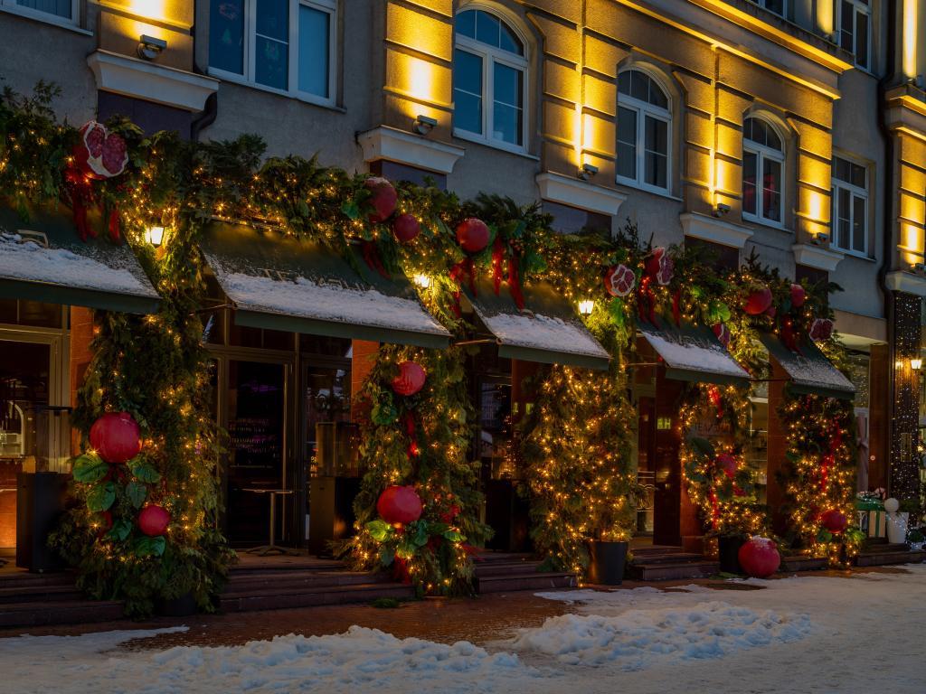 Украшение светом фасадов коммерческих зданий – заказать световое оформление, монтаж архитектурной подсветки от JOYLED