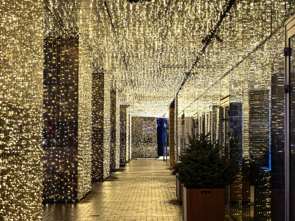 Украшение светом коммерческих зданий – заказать световое оформление, монтаж светодиодной подсветки от JOYLED