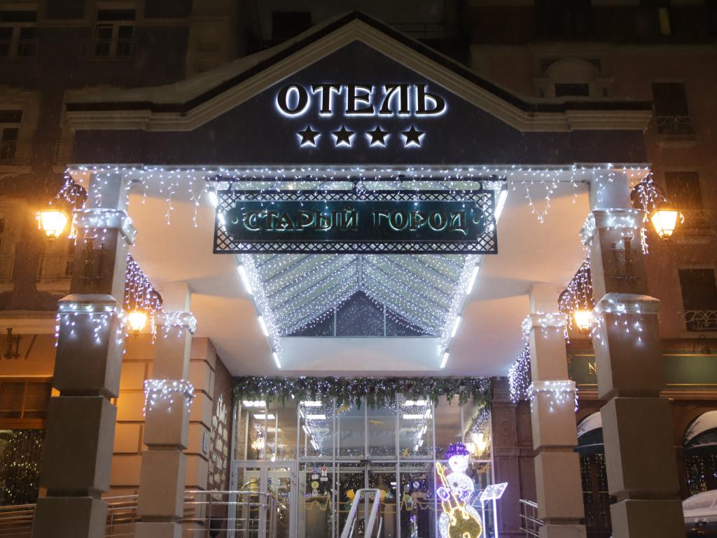 Украшение светом входа в отель – заказать наружное световое оформление, монтаж неоновой и светодиодной подсветки от JOYLED