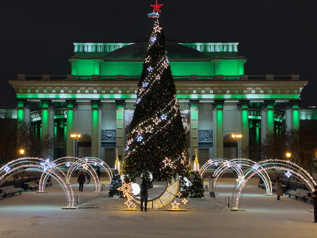 Заливающая архитектурная подсветка фасада здания в Москве – пример работы компании JOYLED