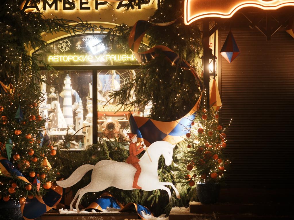 Новогоднее оформление входной группы магазина в Москве – пример работы компании JOYLED
