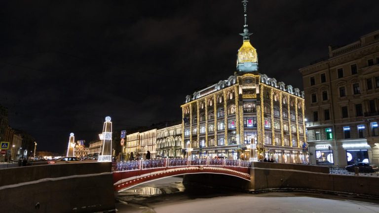 Городской мост в праздничной подсветке