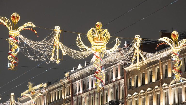 Короны света над городской улицей