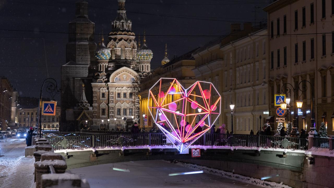 Неоновое сердце в центре города