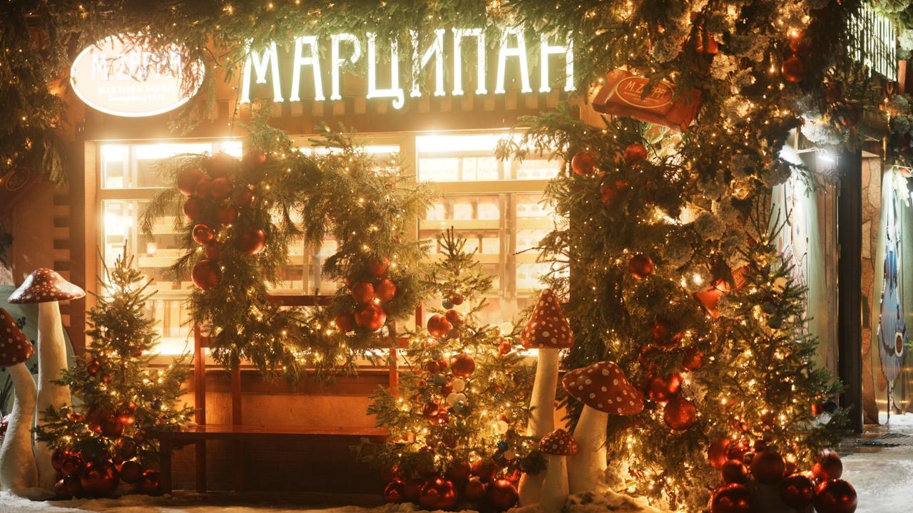Комплексное украшение витрины магазина к Новому году – монтаж праздничного освещения компанией JOYLED