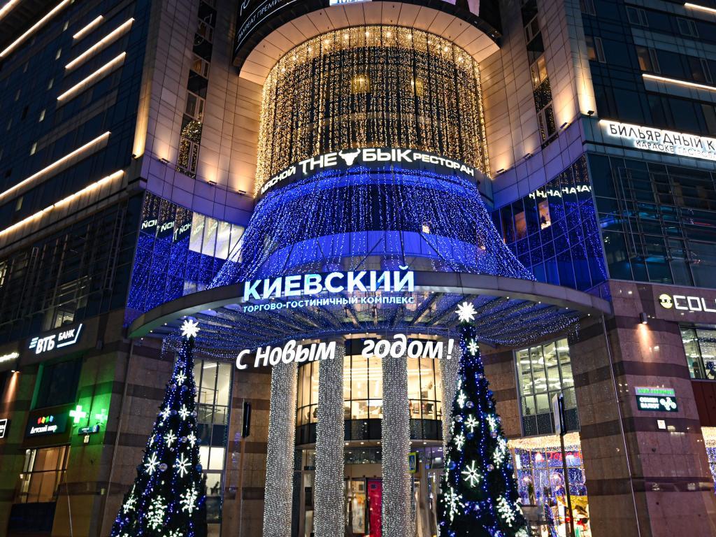 Украшение БЦ гирляндами и световыми конструкциями – монтаж новогодней подсветки компанией JOYLED