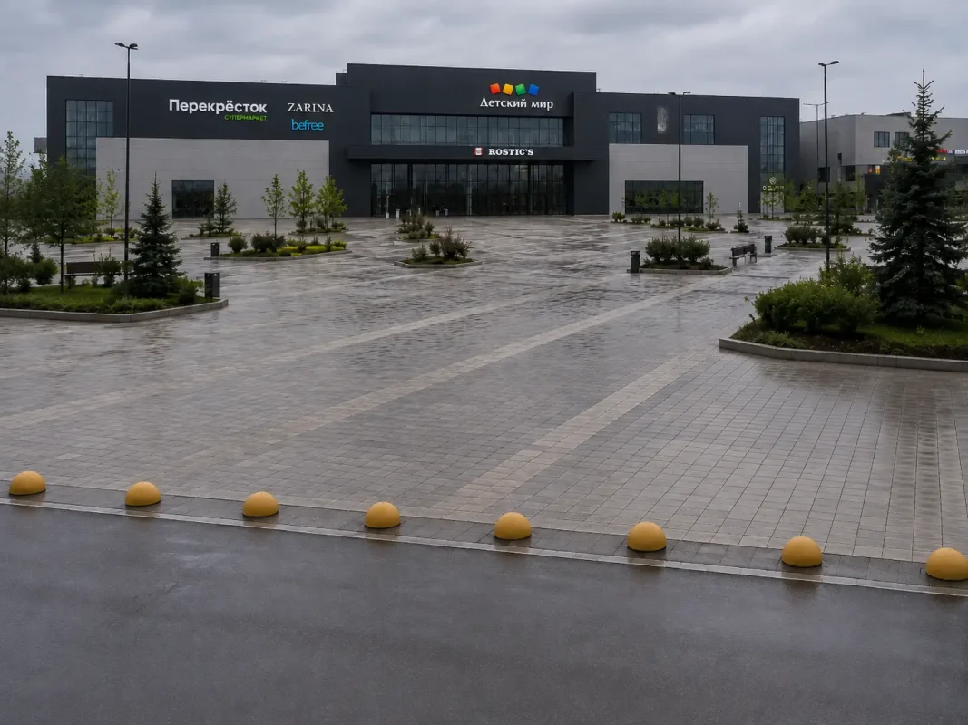 Здание и территория выглядят разрозненно