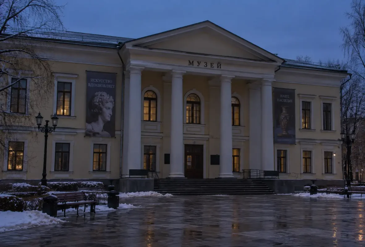 Здание теряется в вечернее время