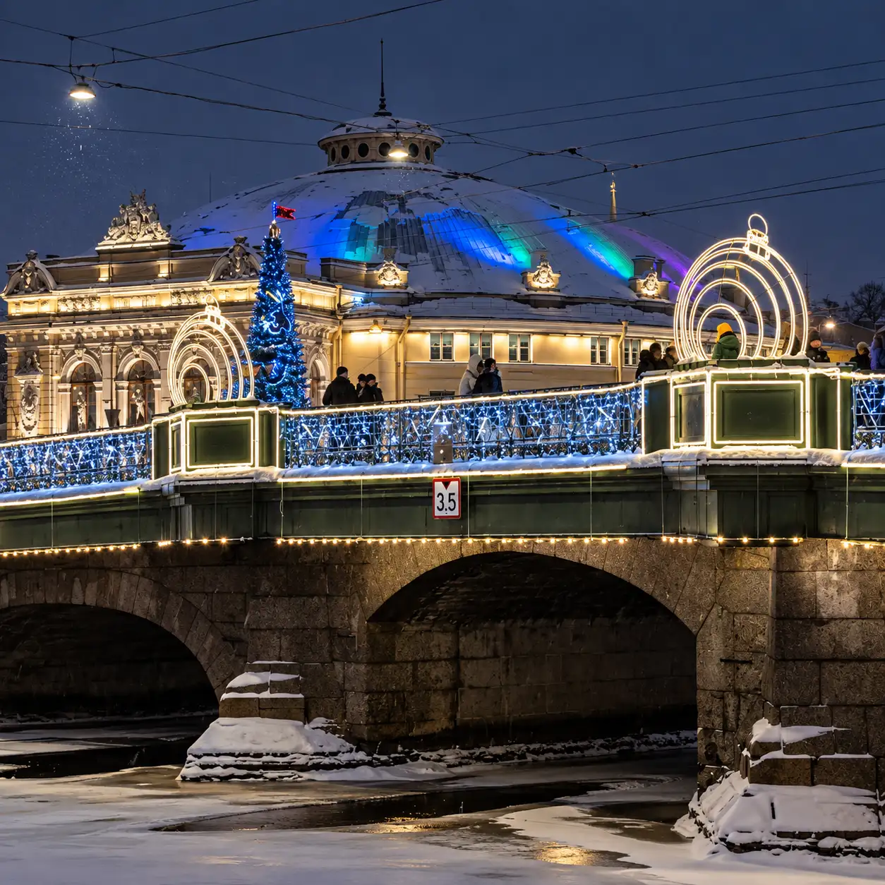 Новогоднее оформление моста