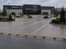 Здание и территория выглядят разрозненно